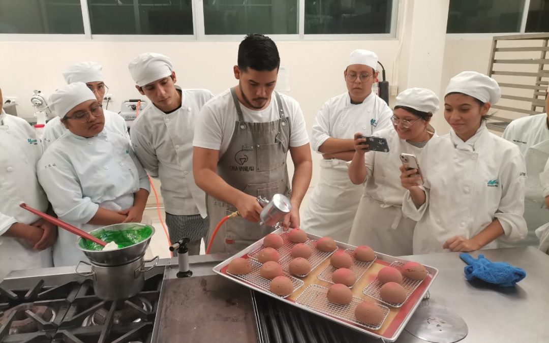 ESTUDIANTES DE GASTRONOMÍA TOMAN TALLER DE “POSTRE GOURMET”