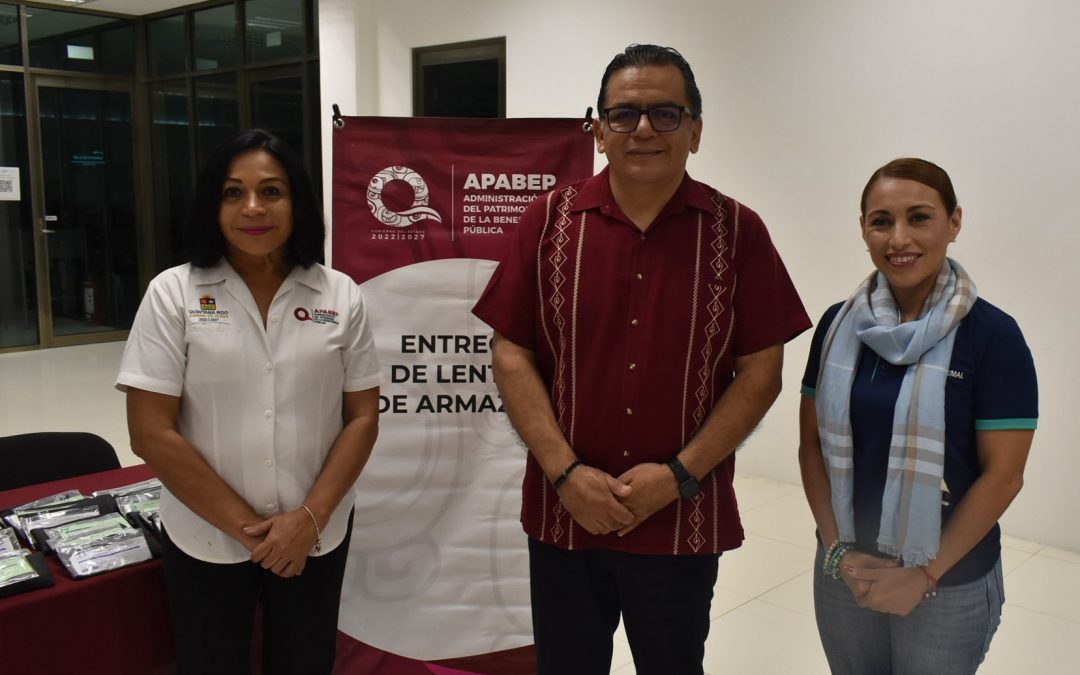 Entrega de Apoyo de Lentes en la Universidad Tecnológica de Chetumal